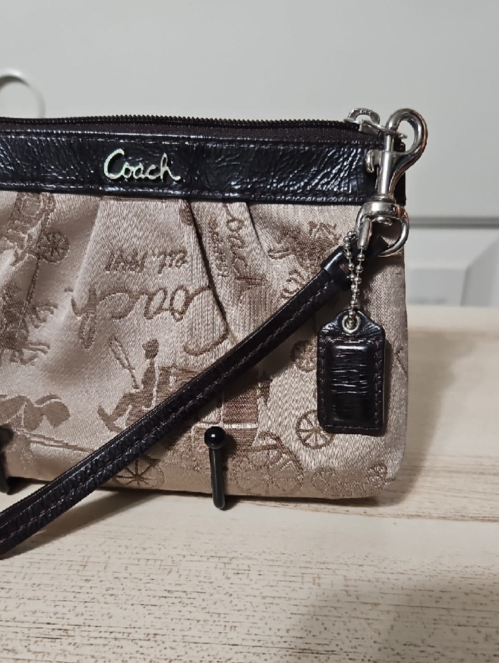 Coach EUC Carriage Beige and Brown Signature Wristlet - Picture 6 of 6